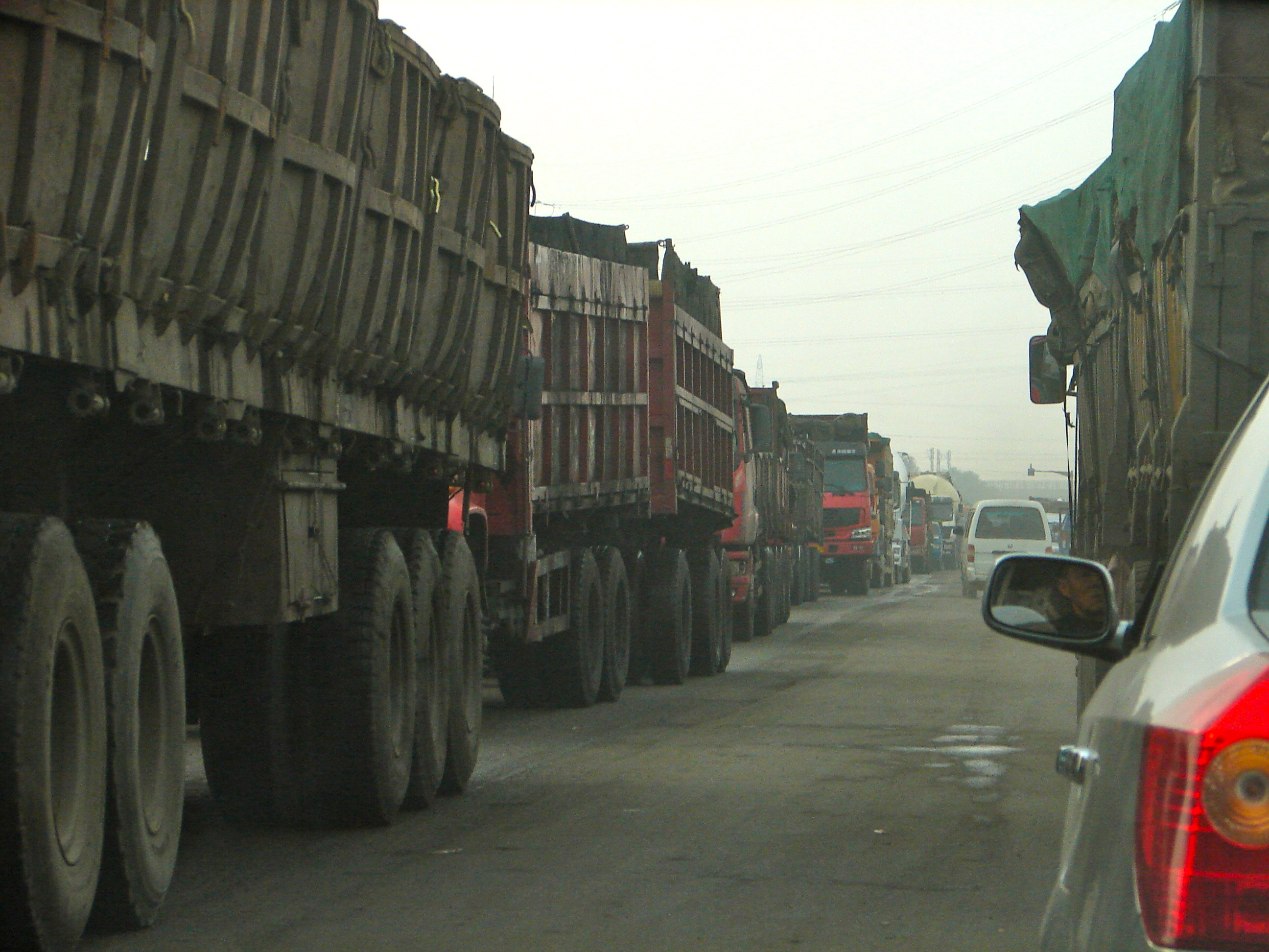 Une file de camions sans fin changés de charbon