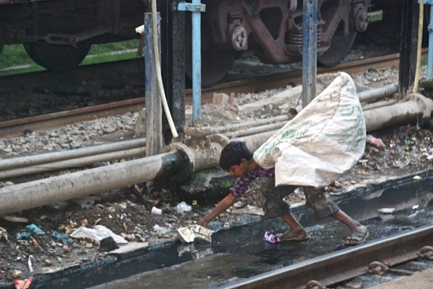 Photo Marie-Josée Bergeron à la gare de Varanasi en Inde, le 18 février 2014 Je n’arrive pas à éditer le texte ci-dessus, qui devait se lire comme suit: L’inde connaît une croissance démographique d’environ 20 millions de personnes par année, alors que la Chine est en voie de stabiliser sa population, mais cela à environ un milliard et demi de personnes (contre environ 500 millions il y a un demi siècle). Les défis pour les deux pays restent énormes, alors qu’ils n’ont pas les ressources nécessaires sur leurs territoires respectifs pour assurer un bien-être minimal à leurs populations. Pour une analyse en profondeur de ces enjeux, voir The Security Demographic: Population and Civil Conflict after the Cold War, par Richard P. Cincotta, Robert Engelman and Daniele Anastasion (Population Action International, 2003). Le document n’est plus disponible en ligne, et je l’ai donc rendu disponible sur mon site, à http://www.harveymead.org/wp-content/uploads/2013/06/Security-Demographic-2003.pdf.