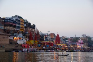 Célébration religieuse sur un ghat au bord du Gange, à Varanasi