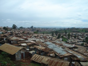 Photo Harvey Mead  Dans le bidonville Kibera de Nairobi, où vivent environ un million de personnes, la vue des châteaux des riches est omniprésente, comme un peu partout dans le Sud.