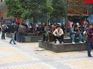 Travailleurs journaliers en attente de travail sur un coin de la ville de Chongqing