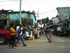 Un des grands dépotoirs à ciel ouvert de Ciudad Guatemala fournit de l'activité pour la population d'un bidonville qui s'y accote. Le recyclage en cause ne sortira quand même pas le bidonville de sa misère.