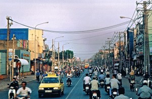 444. circulation normale, difficile à imaginer si tout le monde était en auto; et à ne pas oublier le stationnement des motos sur les trottoirs et un peu partout