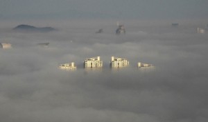 Le sommet des plus hauts édifices de la ville chinoise de Wenling émerge du smog. Selon l’OCDE, la pollution atmosphérique «devrait devenir la principale cause environnementale de décès prématurés», surtout en Asie, où plusieurs villes dépassent les normes de l’Organisation mondiale de la santé.